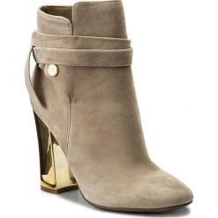 Botki GUESS - Lundy FLNDY3 SUE10 CAMEL. Brązowe botki damskie skórzane marki Guess, na obcasie. W wyprzedaży za 489,00 zł.