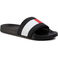 Klapki TOMMY HILFIGER - Essential Flag Pool Slide FM0FM02327 Dark Ash PTY. Czarne klapki męskie TOMMY HILFIGER, z tworzywa sztucznego, bez zapięcia. Za 179,00 zł.