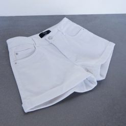Jeansowe szorty - Biały. Białe szorty damskie Reserved, bez wzorów, z jeansu. Za 69,99 zł.