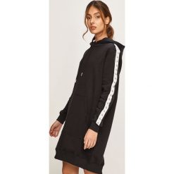 Calvin Klein Jeans - Sukienka. Szare sukienki damskie Calvin Klein Jeans, na co dzień, s, z aplikacjami, z bawełny, casualowe, z okrągłym kołnierzem, z długim rękawem, długie, mini, proste. Za 539,90 zł.