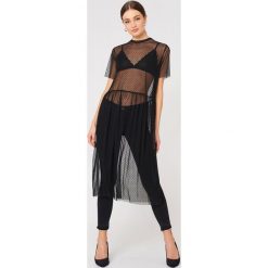 NA-KD Sukienka z siateczki w kropki - Black. Czarne sukienki damskie NA-KD, bez wzorów, z poliesteru, bez kołnierzyka, bez rękawów, oversize. W wyprzedaży za 66,97 zł.