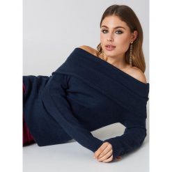 Swetry klasyczne damskie: NA-KD Trend Szeroki sweter z odkrytymi ramionami – Navy