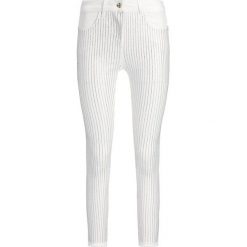 Jeansy Slim Fit Patrizia Pepe Pantaloni/Trousers 2J2228 A4Z1 W146. Białe rurki damskie Patrizia Pepe, bez wzorów, z elastanu. W wyprzedaży za 519,00 zł.