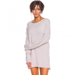 Sweter "Louna" w kolorze szarobrązowym. Brązowe swetry klasyczne damskie marki So Cachemire, s, z kaszmiru, z dekoltem w łódkę. W wyprzedaży za 173,95 zł.