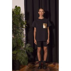 T-shirt czarny/złota kieszeń. Żółte t-shirty damskie Pakamera, bez wzorów, klasyczne, z klasycznym kołnierzykiem. Za 149,00 zł.