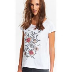 T-shirty damskie: T-SHIRT DAMSKI Z KWIATOWYM NADRUKIEM