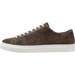 Filippa K MORGAN Sneakersy niskie beluga. Zielone sneakersy męskie marki Filippa K, bez wzorów, ze skóry, bez zapięcia. Za 879,00 zł.