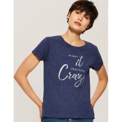 T-shirt z napisem - Granatowy. Niebieskie t-shirty damskie House, l, z napisami. W wyprzedaży za 19,99 zł.