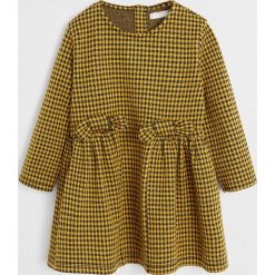 Mango Kids - Sukienka dziecięca Lazob 80-104 cm. Żółte sukienki dziewczęce Mango Kids, bez wzorów, z elastanu, casualowe, z długim rękawem, długie, maxi, rozkloszowane. W wyprzedaży za 59,90 zł.