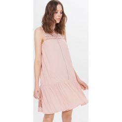 Sukienka midi Eco Aware - Różowy. Różowe sukienki damskie Mohito, s, bez wzorów, bez kołnierzyka, bez rękawów, midi. W wyprzedaży za 79,99 zł.