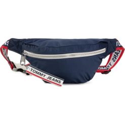 Saszetka nerka TOMMY JEANS - Tjw Logo Tape Bumbag Nylon AW0AW07372 BDS. Niebieskie nerki damskie Tommy Jeans, bez wzorów, z jeansu, młodzieżowe, bez dodatków. W wyprzedaży za 239,00 zł.