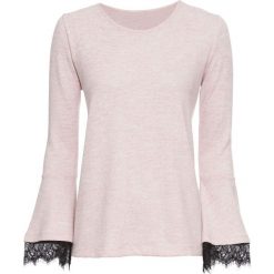 Bluza z koronką bonprix jasnoróżowy melanż. Czerwone bluzy damskie bonprix, w koronkowe wzory, z koronki. Za 69,99 zł.