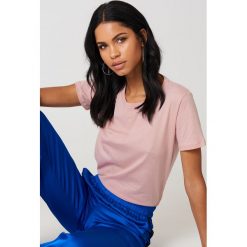 NA-KD Basic T-shirt basic - Pink. Różowe t-shirty damskie NA-KD Basic, z bawełny, z okrągłym kołnierzem. Za 52,95 zł.