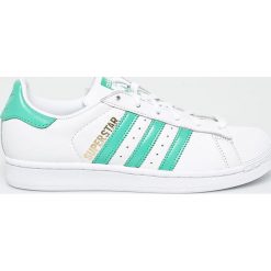 Adidas Originals - Buty Superstar. Białe buty sportowe damskie adidas Originals, bez wzorów, ze skóry, sportowe. W wyprzedaży za 329,90 zł.