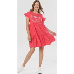 Czerwona Sukienka Hywen. Czerwone sukienki damskie Born2be, na lato, uniwersalny, bez wzorów, bez kołnierzyka, bez rękawów. W wyprzedaży za 139,99 zł.