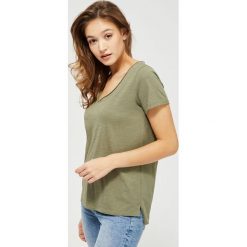 Koszulka bawełniana. Zielone koszulki damskie Moodo, l, bez wzorów, z bawełny, klasyczne, z dekoltem w serek. Za 19,99 zł.