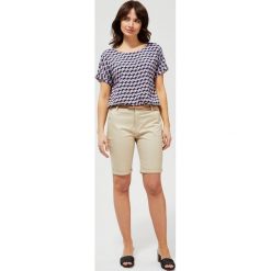 Bawełniane szorty z paskiem. Pomarańczowe szorty damskie Moodo, plus size, w paski, z elastanu. Za 89,99 zł.