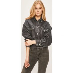 Pepe Jeans - Kurtka jeansowa Sue. Niebieskie kurtki damskie Pepe Jeans, s, bez wzorów, z bawełny, krótkie. W wyprzedaży za 379,90 zł.