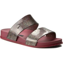Klapki MELISSA - Cosmic Ad 31613 Glitter Red 52518. Czerwone klapki damskie Melissa, bez wzorów, z tworzywa sztucznego, bez obcasa. W wyprzedaży za 129,00 zł.