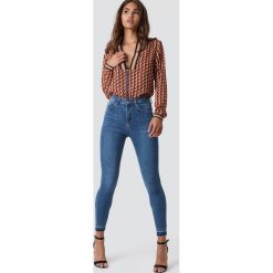 NA-KD Jeansy Skinny High Waist Open Hem - Blue. Niebieskie spodnie z wysokim stanem NA-KD, z jeansu. Za 141,95 zł.