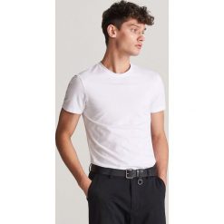 T-shirt basic - Biały. Białe t-shirty damskie Reserved, s, bez wzorów, bez kołnierzyka. Za 39,99 zł.