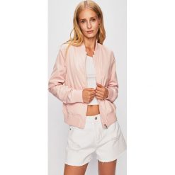 Calvin Klein Jeans - Kurtka bomber. Różowe kurtki damskie Calvin Klein Jeans, s, bez wzorów, z poliesteru, krótkie. W wyprzedaży za 319,90 zł.