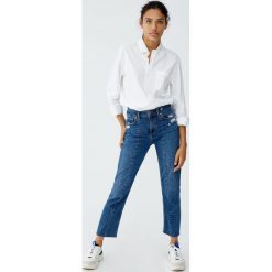Jeansy z przeszyciami z przodu. Niebieskie jeansy damskie marki Pull&Bear. Za 139,00 zł.