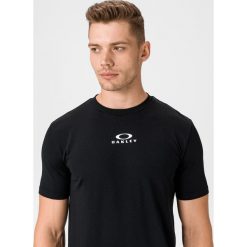 Oakley Enhance O-Fit Koszulka Czarny. Czarne podkoszulki męskie Oakley, l, z nadrukiem, z poliesteru, z krótkim rękawem. Za 212,95 zł.