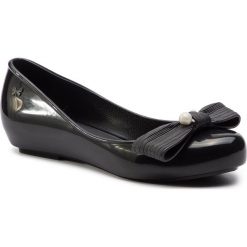 Baleriny ZAXY - New Pop Charm Fem 82603 Czarny 01003 DD285015. Czarne baleriny damskie Zaxy, bez wzorów, z tworzywa sztucznego, klasyczne, bez obcasa, na płaskiej podeszwie, bez zapięcia. W wyprzedaży za 129,00 zł.