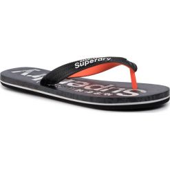 Japonki SUPERDRY - Aop Flip Flop MF300003A Black 02A. Czarne klapki męskie Superdry, z tworzywa sztucznego, bez zapięcia. Za 109,00 zł.