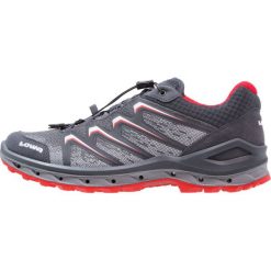 Lowa AEROX GTX Obuwie hikingowe graphit/rot. Szare buty sportowe męskie marki Lowa, z tworzywa sztucznego, bez zapięcia, outdoorowe. W wyprzedaży za 662,15 zł.