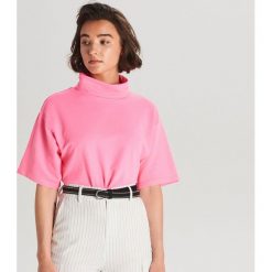 Bluzka oversize z golfem - Różowy. Różowe bluzki damskie Cropp, m, bez wzorów, z golfem, bez rękawów. W wyprzedaży za 9,99 zł.