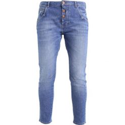 Mustang Jeansy Zwężane super stone washed. Niebieskie jeansy damskie marki Mustang, z bawełny. W wyprzedaży za 213,95 zł.