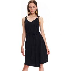 Dzianinowa kopertowa sukienka. Czarne sukienki damskie Top Secret, na co dzień, na lato, bez wzorów, z dzianiny, eleganckie, z dekoltem w serek, bez rękawów, kopertowe. W wyprzedaży za 49,99 zł.