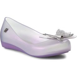 Baleriny MELISSA - Mel Ultragirl Fly Inf 31978 Perly Lilac 06478. Fioletowe baleriny dziewczęce Melissa, z tworzywa sztucznego. W wyprzedaży za 189,00 zł.