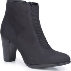 Buty damskie. Czarne botki damskie Wittchen, ze skóry, eleganckie, bez obcasa, na obcasie, bez zapięcia. W wyprzedaży za 299,90 zł.