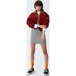 Krótka sztruksowa kurtka z kołnierzem ze sztucznego baranka. Szare kurtki damskie marki Pull&Bear, ze sztruksu. Za 139,00 zł.