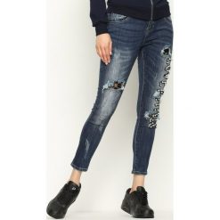 Niebieskie Jeansy Paris Lovers. Niebieskie jeansy damskie z dziurami marki Born2be. Za 99,99 zł.