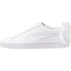 Puma BASKET BOW Półbuty wsuwane white. Białe półbuty damskie wsuwane Puma, bez wzorów, ze skóry ekologicznej, na niskim obcasie, bez zapięcia. Za 379,00 zł.