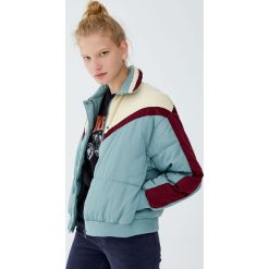 Pikowana kurtka z panelami. Niebieskie kurtki damskie Pull&Bear, bez wzorów, bez kaptura. Za 159,00 zł.
