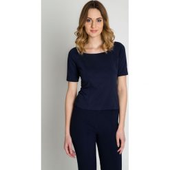 Granatowa elegancka bluzka z krótkim rękawem BIALCON. Niebieskie bluzki damskie BIALCON, bez wzorów, z dzianiny, eleganckie, bez kołnierzyka, z krótkim rękawem. W wyprzedaży za 109,00 zł.