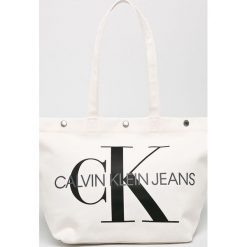 Calvin Klein Jeans - Torebka. Czerwone torebki klasyczne damskie Calvin Klein Jeans, z nadrukiem, z bawełny, casualowe, na ramię, duże, z nadrukiem, bez dodatków. W wyprzedaży za 249,90 zł.