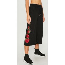 Ellesse - Spodnie. Czarne spodnie damskie Ellesse, z haftami, z elastanu, casualowe. W wyprzedaży za 119,90 zł.