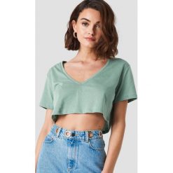 NA-KD Basic Krótki T-shirt z dekoltem V - Green. Zielone t-shirty damskie marki NA-KD Basic, bez wzorów, z bawełny, bez kołnierzyka. W wyprzedaży za 20,47 zł.