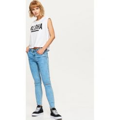 Jeansy HIGH WAIST - Niebieski. Niebieskie spodnie damskie z wysokim stanem Cropp, z podwyższonym stanem. Za 119,99 zł.
