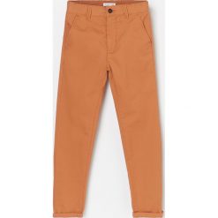 Spodnie typu chino - Pomarańczowy. Pomarańczowe spodnie męskie Reserved, m, bez wzorów. W wyprzedaży za 35,99 zł.