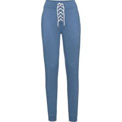 Spodnie dresowe bonprix niebieski dżins. Niebieskie jeansy damskie bonprix, z dresówki. Za 49,99 zł.