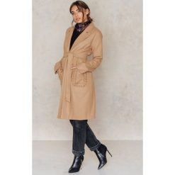 Płaszcze damskie pastelowe: Aéryne X NA-KD Płaszcz Saki – Brown,Beige