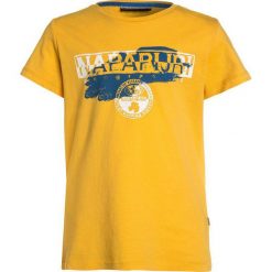 Napapijri SHADOW Tshirt z nadrukiem yellow. Żółte t-shirty męskie z nadrukiem Napapijri, z bawełny. Za 129,00 zł.