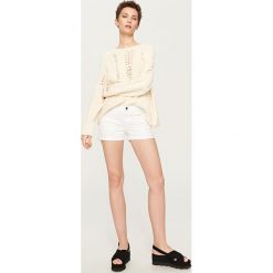 Jeansowe szorty - Biały. Białe szorty damskie Reserved, m, bez wzorów, z jeansu. Za 99,99 zł.